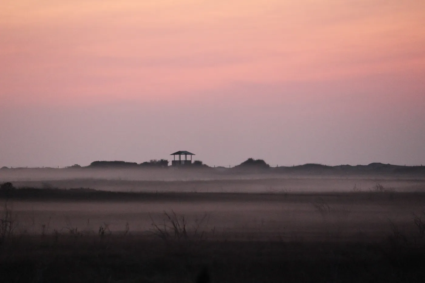 Mirador de la Laguna Albufera al amanecer en el Humedal El Yali, Región de Valparaíso, Chile